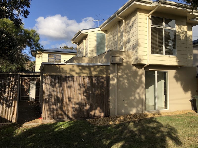 Modern 2 Storey Townhouse, walk to beach, train, shops, schools