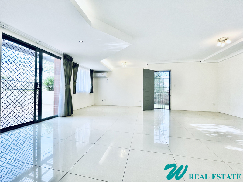 Double-Storey Townhouse Only Minutes Walk 4