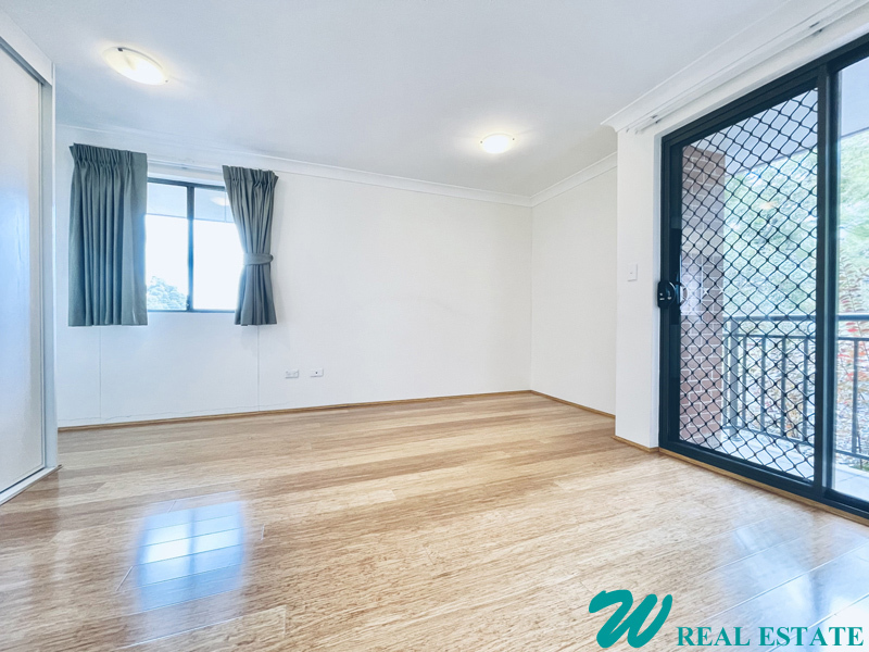 Double-Storey Townhouse Only Minutes Walk 7