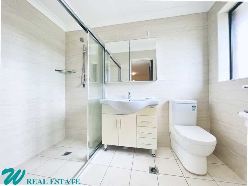 Double-Storey Townhouse Only Minutes Walk 8