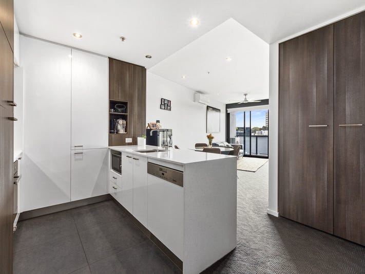 Spacious 2 bed / 2 bath Apartment in St Kilda – FULLY FURNISHED