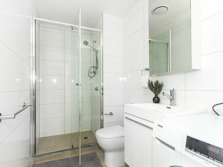 Perfect location, furnished and short 2