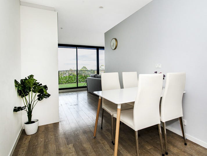Perfect location, furnished and short 6