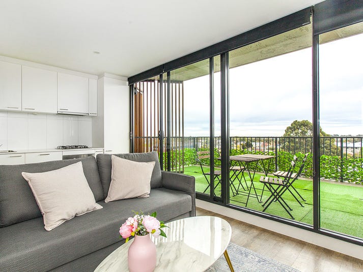 Perfect location, furnished and short 9