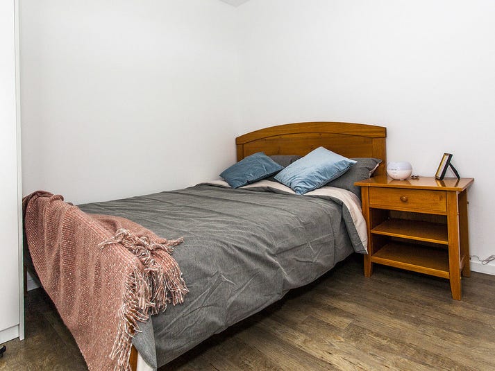 Perfect location, furnished and short 10