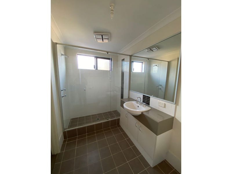 Quiet, comfortable and centrally located! 11