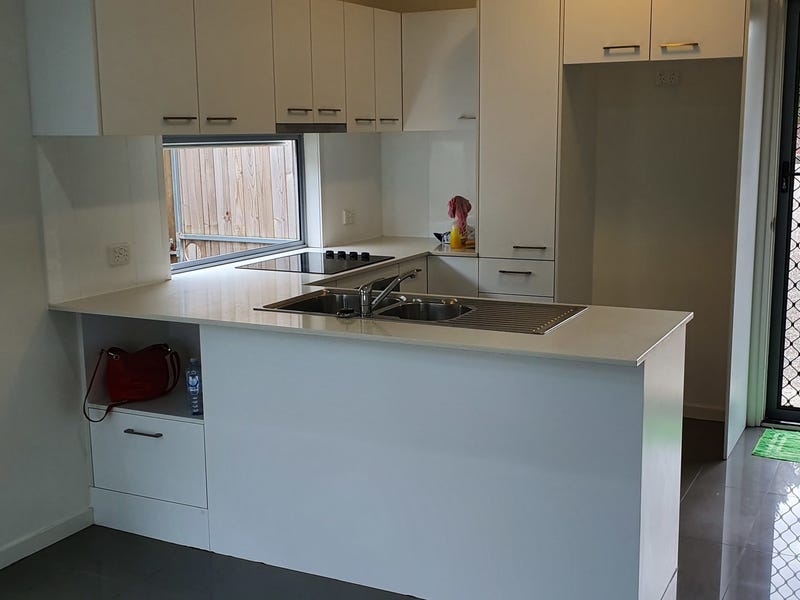 Beautiful 3 bedroom townhouse, close 13