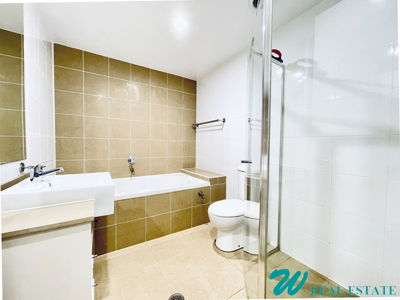 Stylish, Two-Level Garden Living Opposite St Ives Shopping Village!