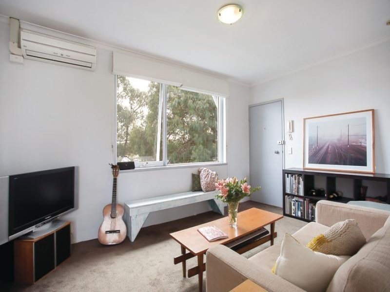 Sunny 1BR Apartment in North 3