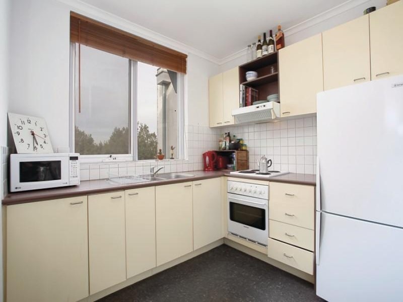 Sunny 1BR Apartment in North 4