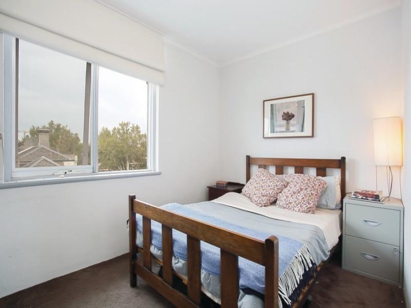 Sunny 1BR Apartment in North 5