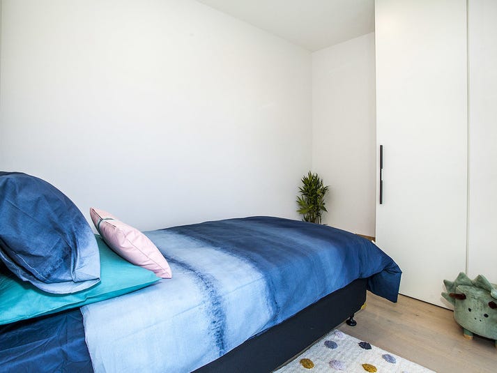Perfect location, brand new, furnished 13