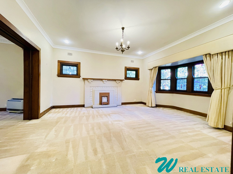 Elegant, Classy and Sunny 3-Bedroom House with only Minutes Walk to Station!