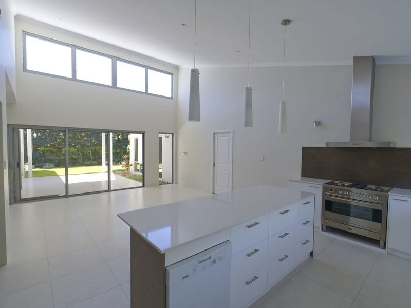 Light and bright spacious near new house