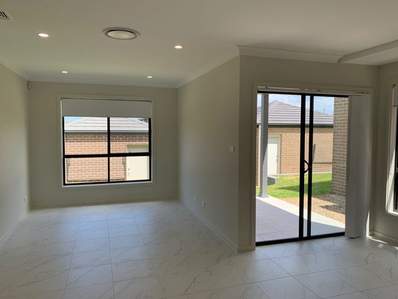 Walking to shopping centre,4beds3baths1carpark your 3