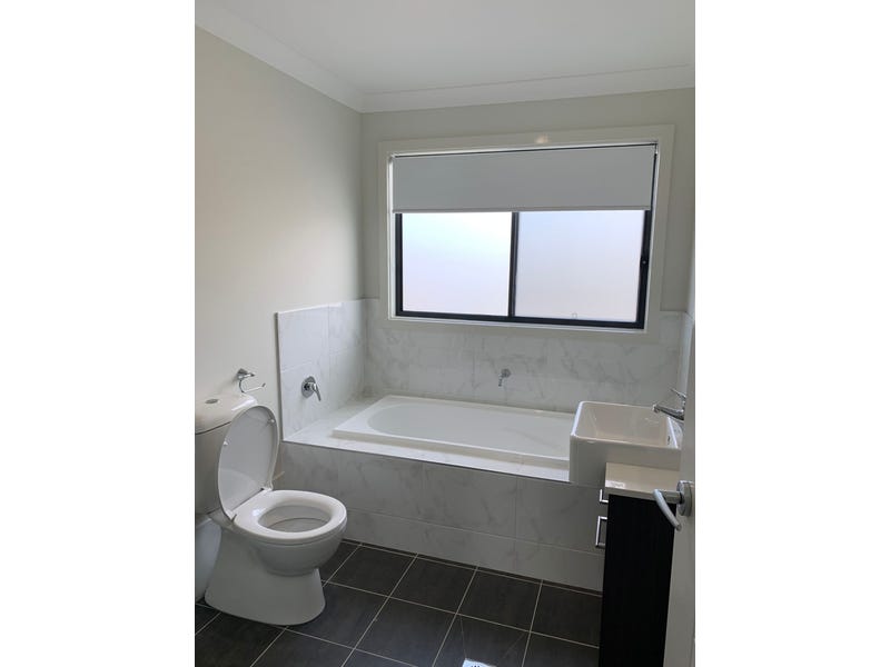 Walking to shopping centre,4beds3baths1carpark your 4