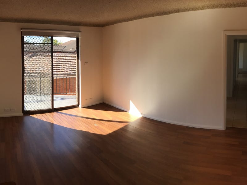 Light, breezy and secure top floor apartment
