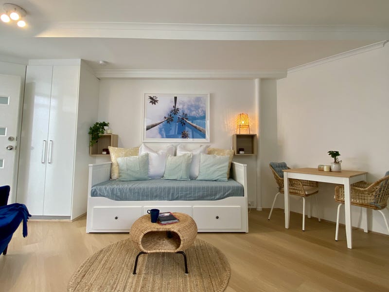 Renovated Furnished Studio, Walk to 2