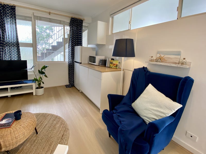 Renovated Furnished Studio, Walk to 4