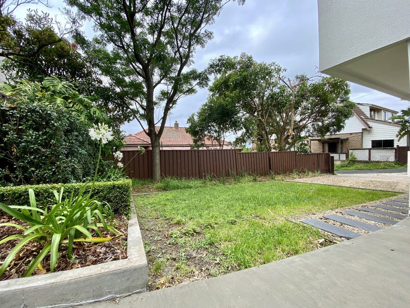 Renovated Furnished Studio, Walk to 6