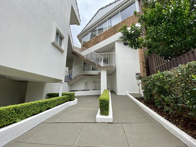 Renovated Furnished Studio, Walk to 8