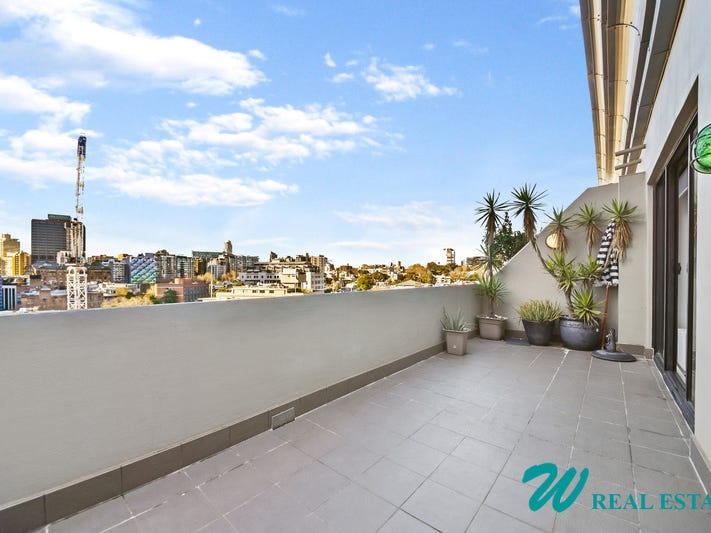 Stylishly Furnished Top-floor 1 Bedroom 2