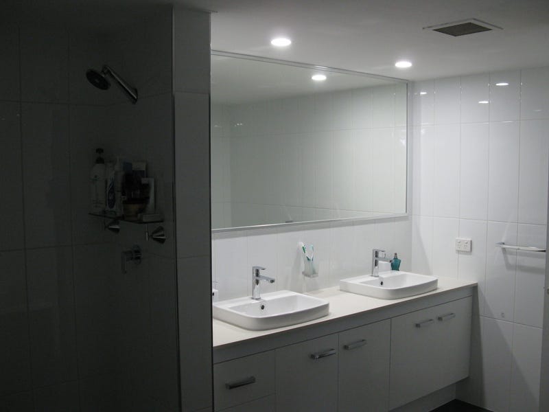 Renovated 3 bedroom apartment in 13