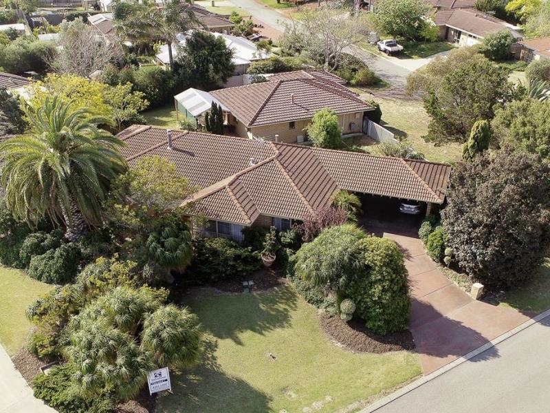 Large 4 x 2 close to train station, primary school, space for up to 6 vehicles, up for rent