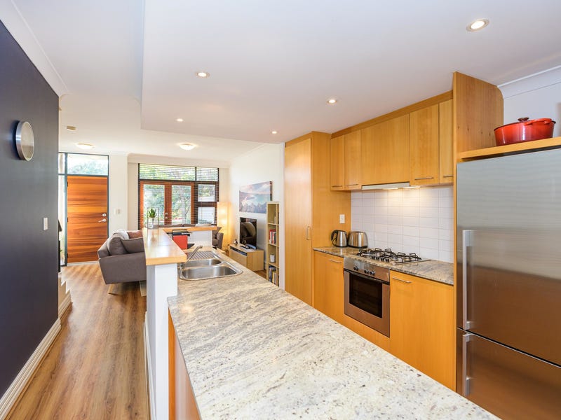 STUNNING TOWNHOUSE IN SUPERB LOCATION