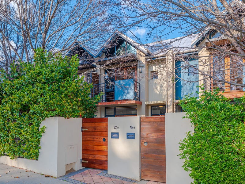 STUNNING TOWNHOUSE IN SUPERB LOCATION 2