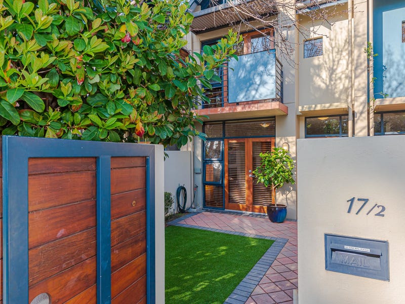 STUNNING TOWNHOUSE IN SUPERB LOCATION 3