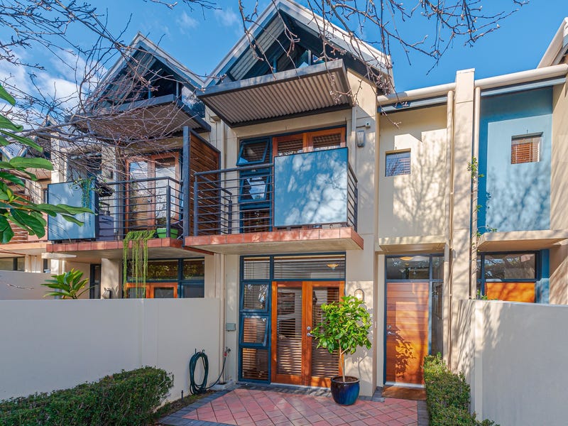 STUNNING TOWNHOUSE IN SUPERB LOCATION 4