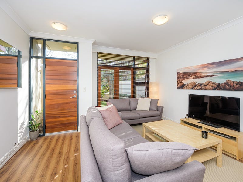 STUNNING TOWNHOUSE IN SUPERB LOCATION 6
