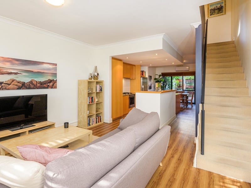STUNNING TOWNHOUSE IN SUPERB LOCATION 7