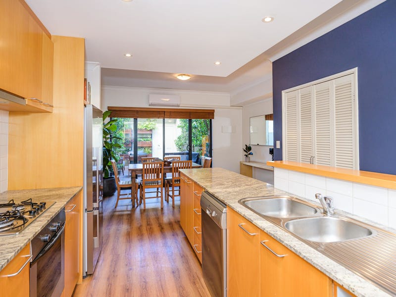 STUNNING TOWNHOUSE IN SUPERB LOCATION 8
