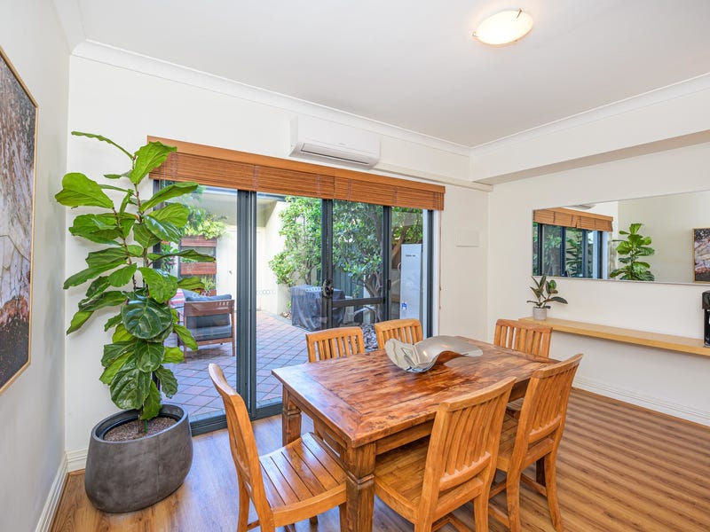 STUNNING TOWNHOUSE IN SUPERB LOCATION 9