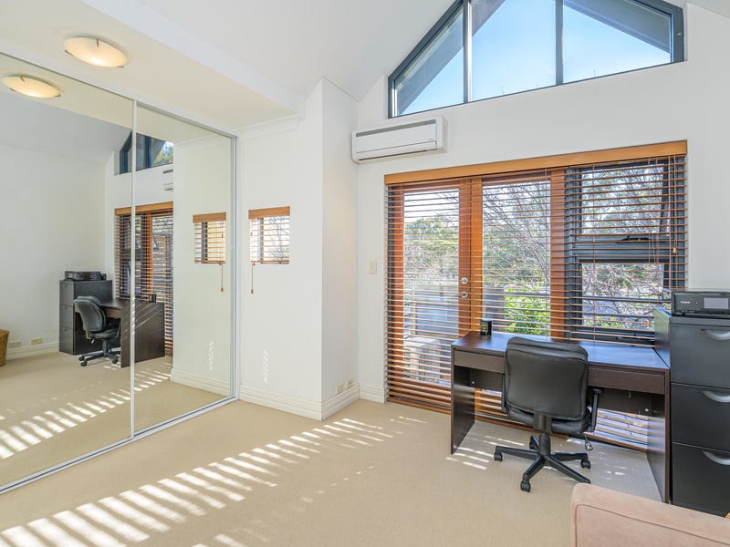 STUNNING TOWNHOUSE IN SUPERB LOCATION 11
