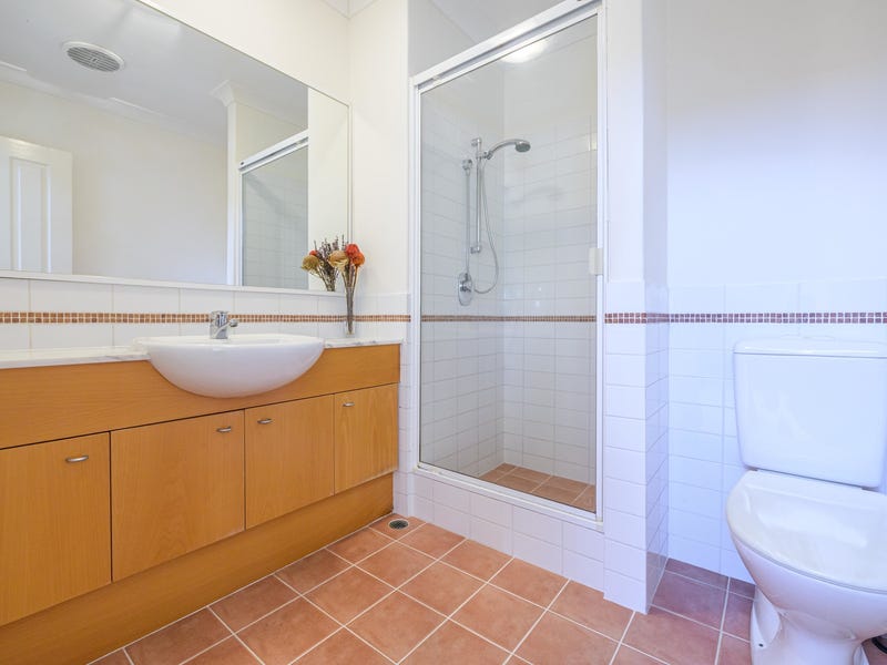 STUNNING TOWNHOUSE IN SUPERB LOCATION 12
