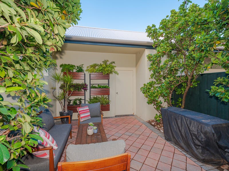STUNNING TOWNHOUSE IN SUPERB LOCATION 13