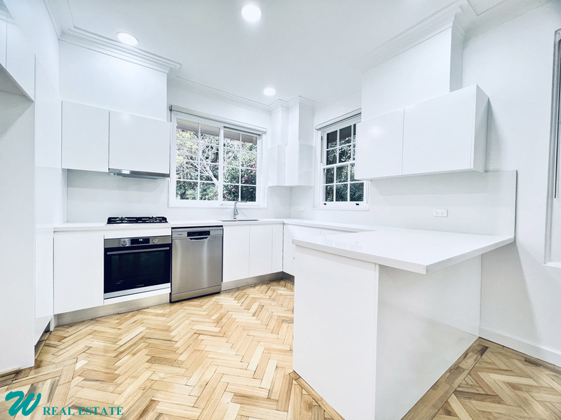 Large Bright Executive 4-Bedroom House 2