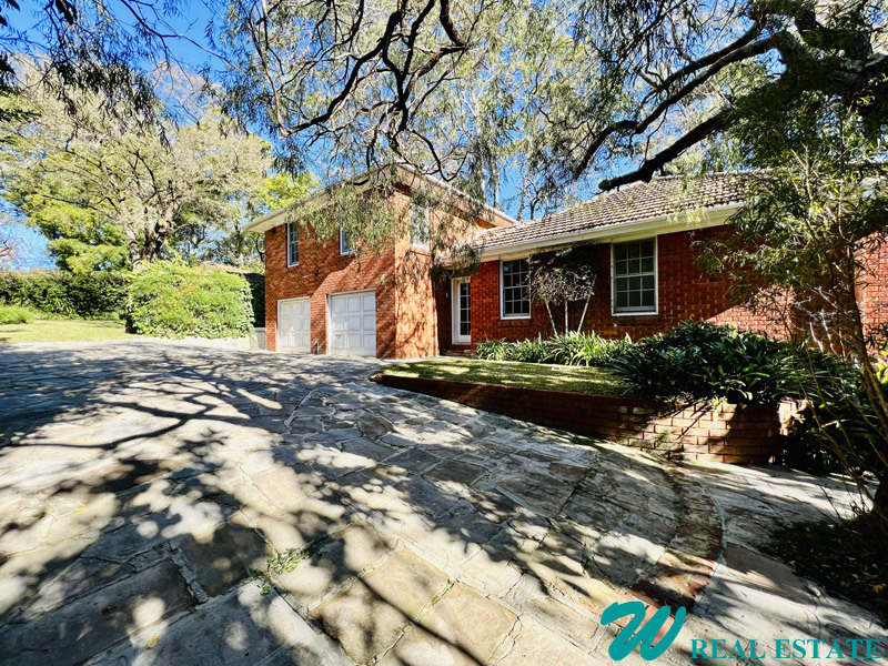 Large Bright Executive 4-Bedroom House 3