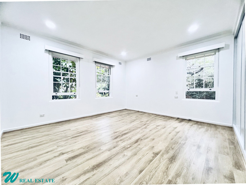 Large Bright Executive 4-Bedroom House 4