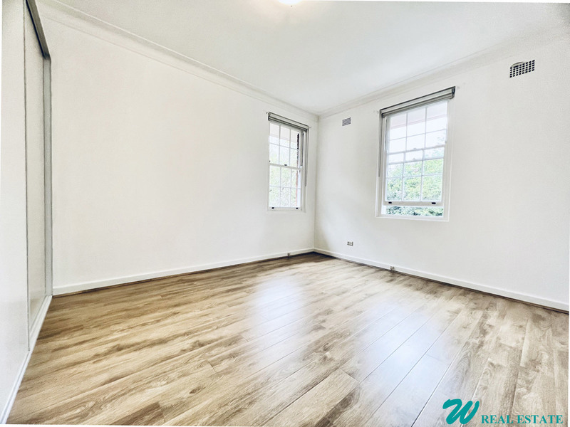 Large Bright Executive 4-Bedroom House 6