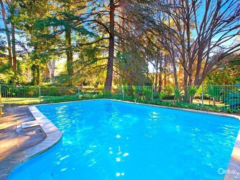 Large Bright Executive 4-Bedroom House 8