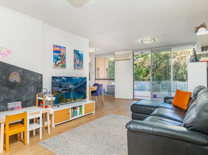 PET FRIENDLY – Location, Location – spacious 2x bedroom with parking