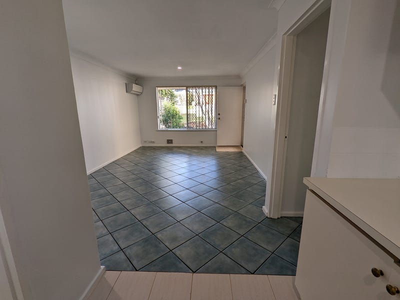 Huge yard, pet friendly, short 2