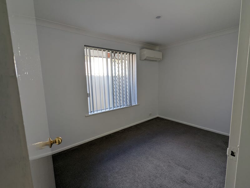 Huge yard, pet friendly, short 6