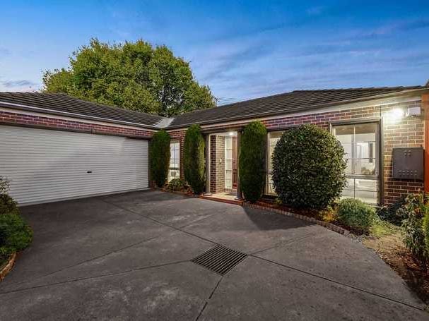 High Quality 3 Bedrooms Single Storey Unit and 7 Car Parks!!