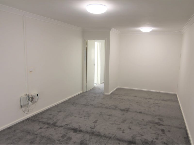Clean and fresh 2 bed 1 bath duplex half in quiet street