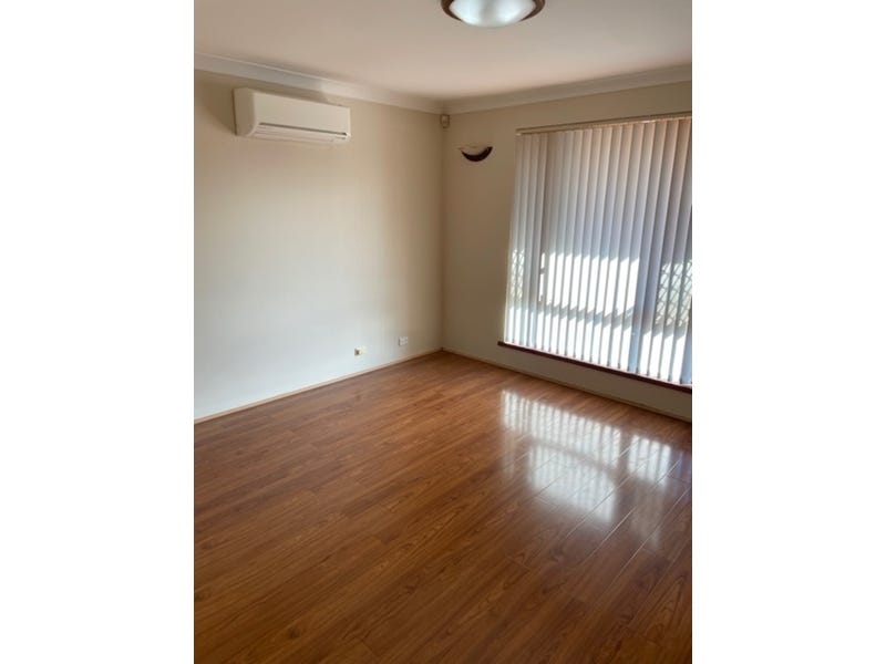 Lovely spacious street front 3 6